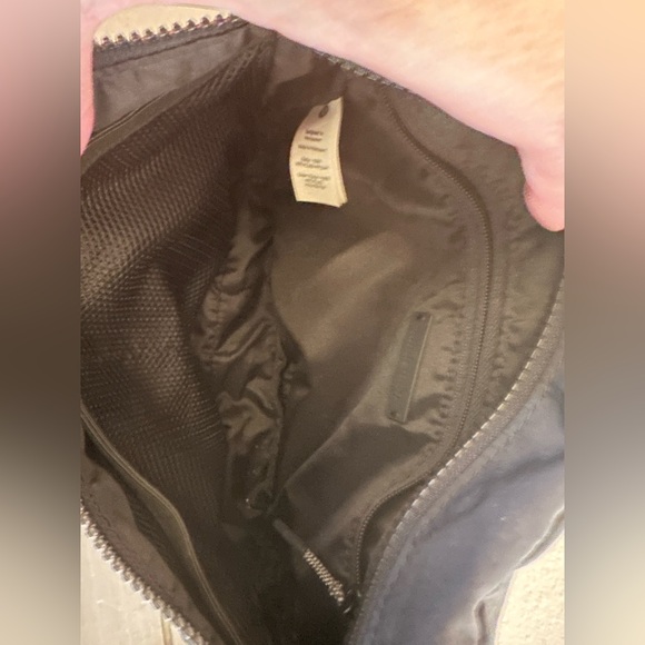 Lululemon Clean Lines Crossbody Bag 2.8L - Picture 8 of 11